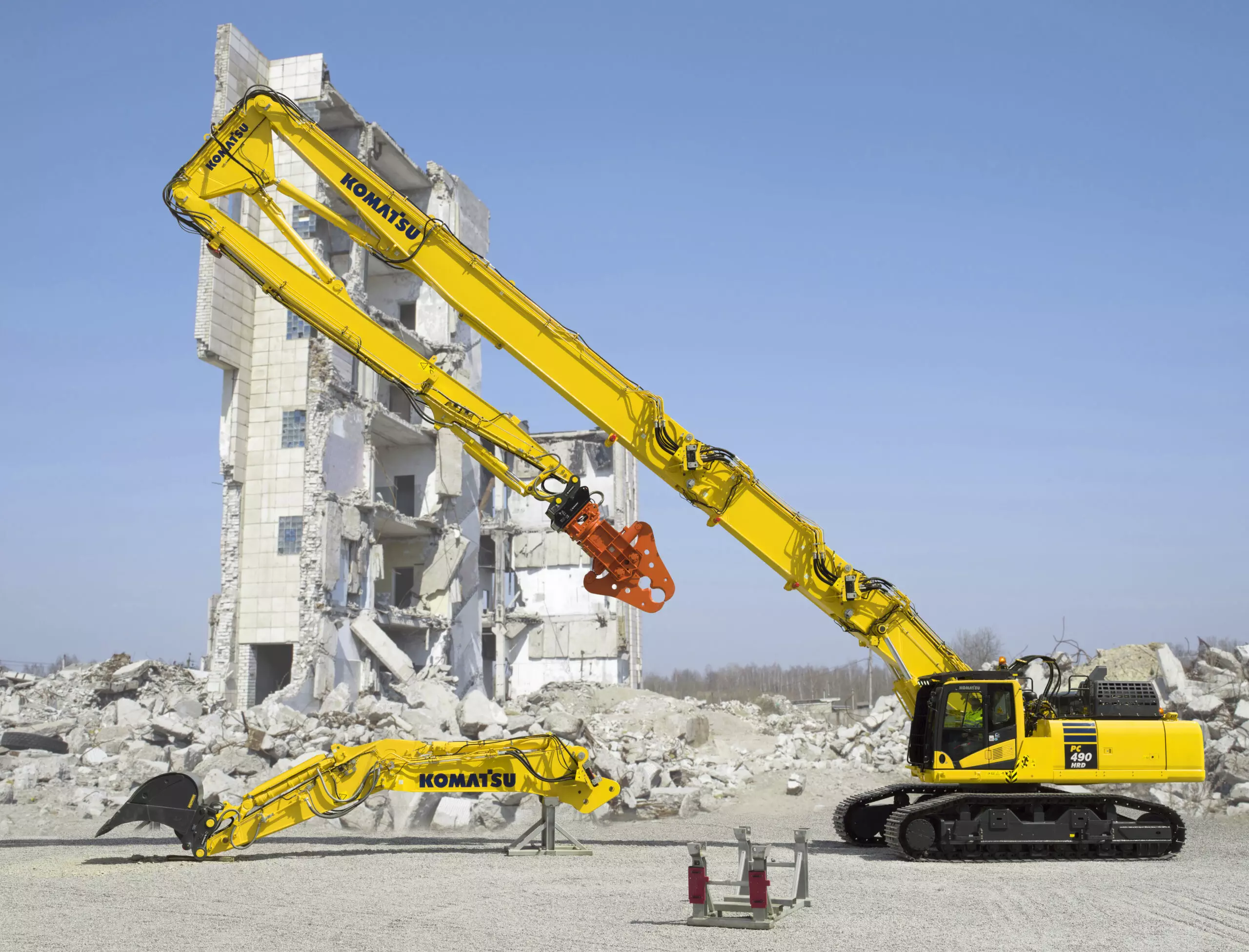 k100-boom-charge-Komatsu-demolition-construction-scaled (1)